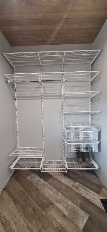 Белая угловая гардеробная с выдвижными корзинами, ~1,8×1,5 м, фото 2