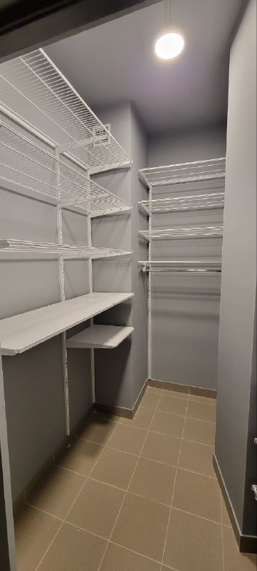 Белая угловая гардеробная с выдвижными корзинами, ~1,1×2,1 м, фото 1