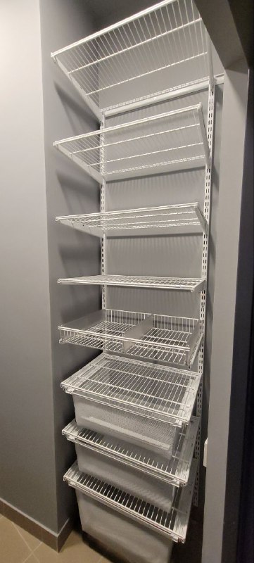 Белая угловая гардеробная с выдвижными корзинами, ~1,1×2,1 м, фото 2