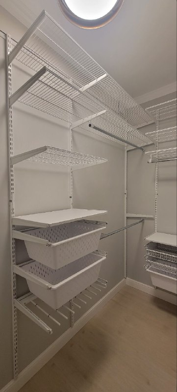Белая угловая гардеробная с выдвижными корзинами, ~1×2 м, фото 1