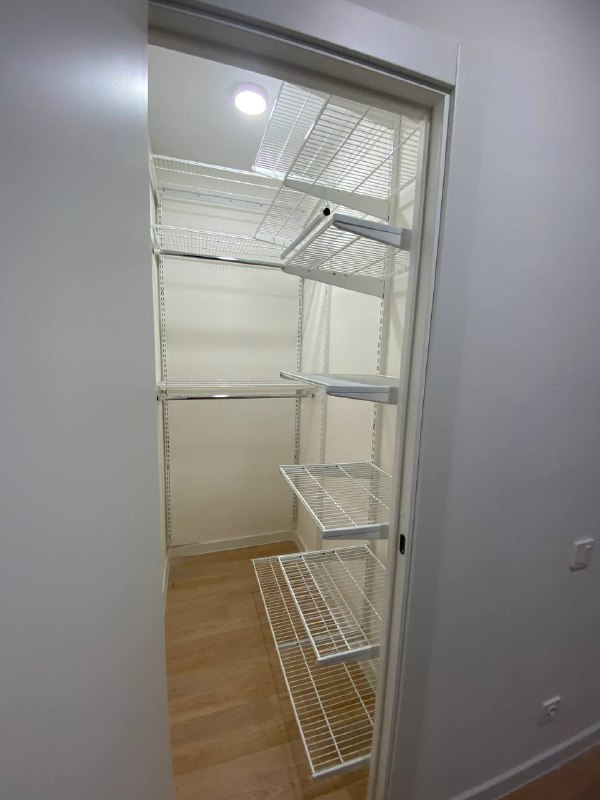 Белая угловая гардеробная с выдвижными корзинами, ~1,2×1,8 м, фото 1