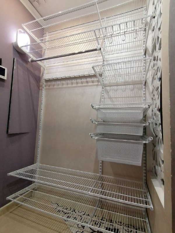 Белая угловая гардеробная с выдвижными корзинами, ~1,5×1,2 м, фото 1