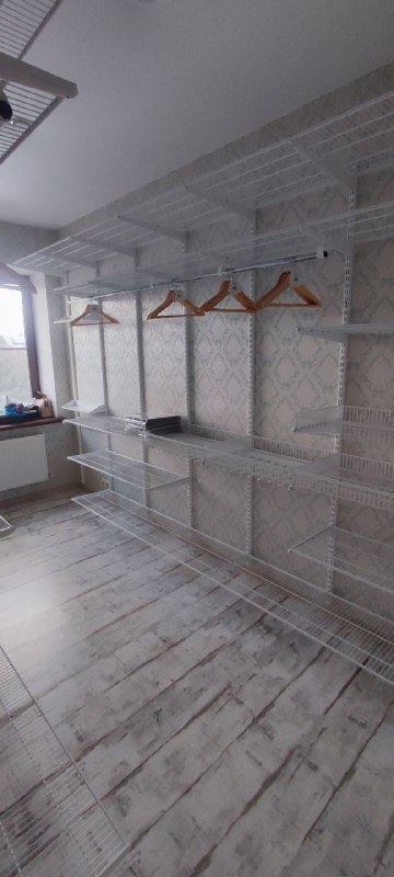 Белая угловая гардеробная с выдвижными корзинами, ~2,4×3,2 м, фото 1