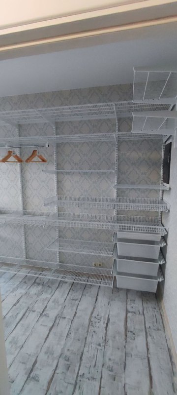 Белая угловая гардеробная с выдвижными корзинами, ~2,4×3,2 м, фото 2