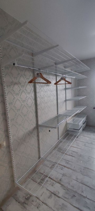 Белая угловая гардеробная с выдвижными корзинами, ~2,4×3,2 м, фото 3