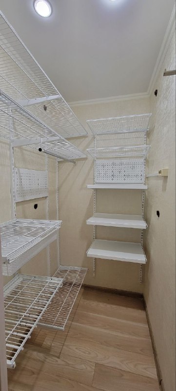 Белая угловая гардеробная с выдвижными корзинами, ~1,8×2,4 м, фото 1