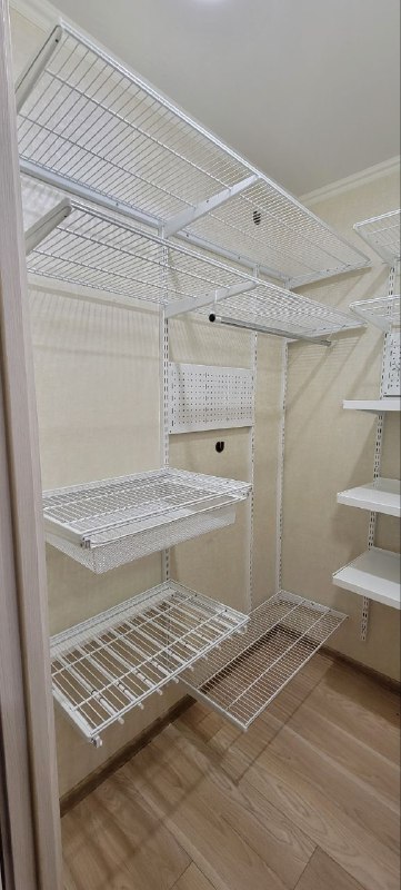 Белая угловая гардеробная с выдвижными корзинами, ~1,8×2,4 м, фото 2