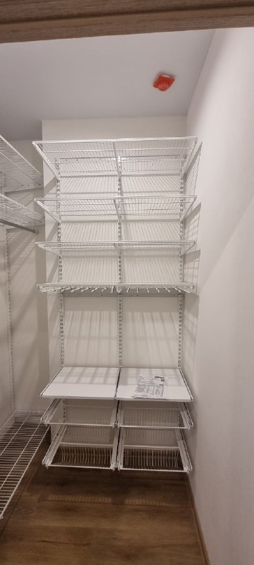Белая угловая гардеробная с выдвижными корзинами, ~1,3×1,9 м, фото 1