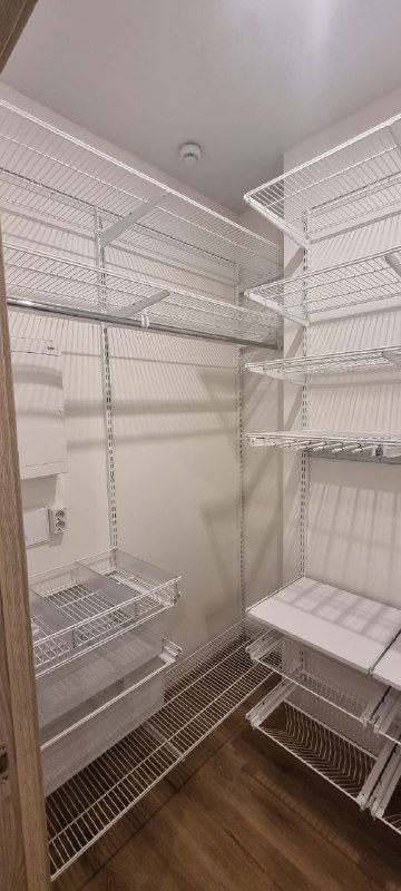 Белая угловая гардеробная с выдвижными корзинами, ~1,3×1,9 м, фото 2