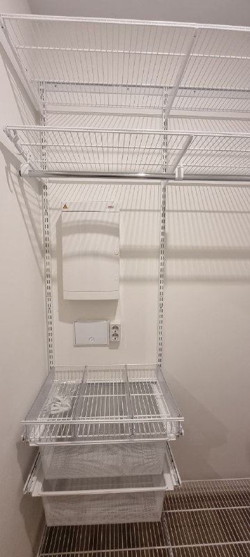 Белая угловая гардеробная с выдвижными корзинами, ~1,3×1,9 м, фото 3
