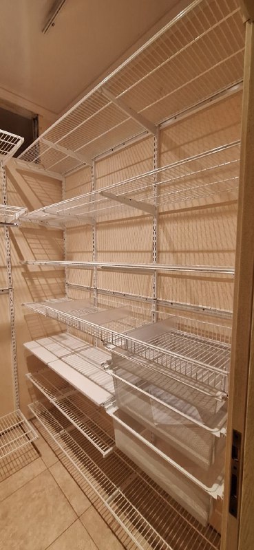 Белая угловая гардеробная с выдвижными корзинами, ~1,3×2 м, фото 1