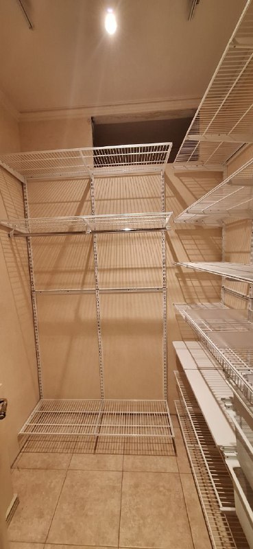 Белая угловая гардеробная с выдвижными корзинами, ~1,3×2 м, фото 2