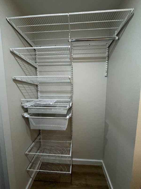 Белая угловая гардеробная с выдвижными корзинами, ~1,2×1,8 м, фото 1