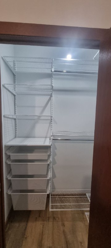 Белая угловая гардеробная с выдвижными корзинами, ~1,2×1,4 м, фото 1