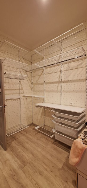 Белая угловая гардеробная с выдвижными корзинами, ~1,8×2,1 м, фото 1