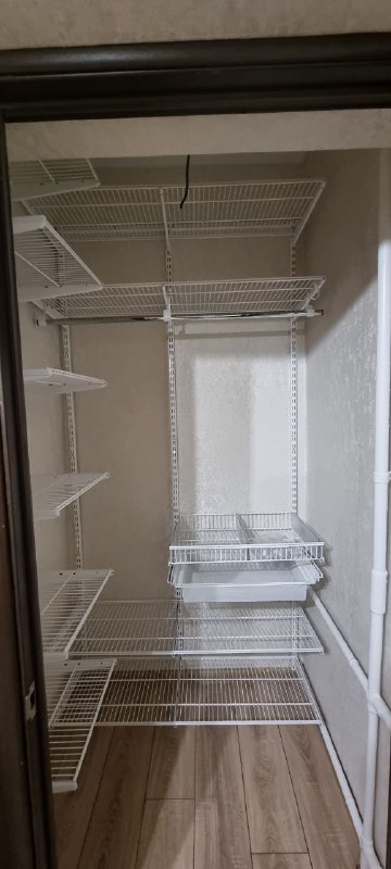 Белая угловая гардеробная с выдвижными корзинами, ~1,8×1,5 м, фото 1