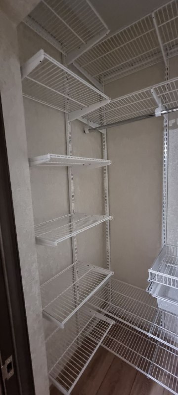 Белая угловая гардеробная с выдвижными корзинами, ~1,8×1,5 м, фото 2