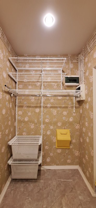 Белая угловая гардеробная с выдвижными корзинами, ~1,2×1,5 м, фото 1
