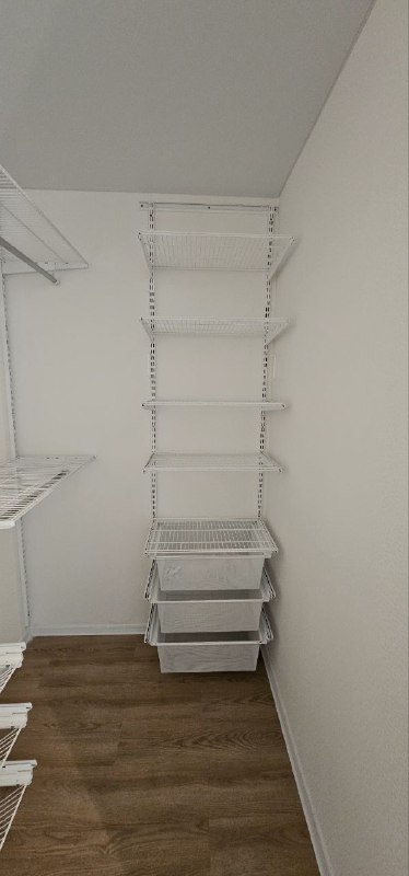 Белая угловая гардеробная с выдвижными корзинами, ~1,2×2 м, фото 1