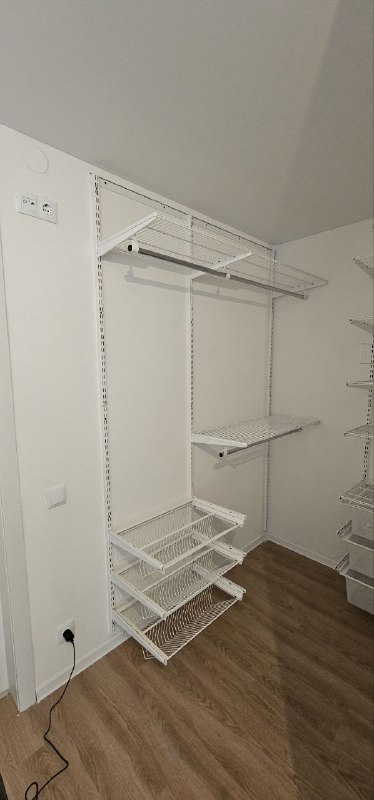 Белая угловая гардеробная с выдвижными корзинами, ~1,2×2 м, фото 2