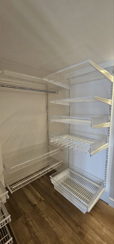 Белая угловая гардеробная с выдвижными корзинами, ~1,4×1,5 м, фото 1