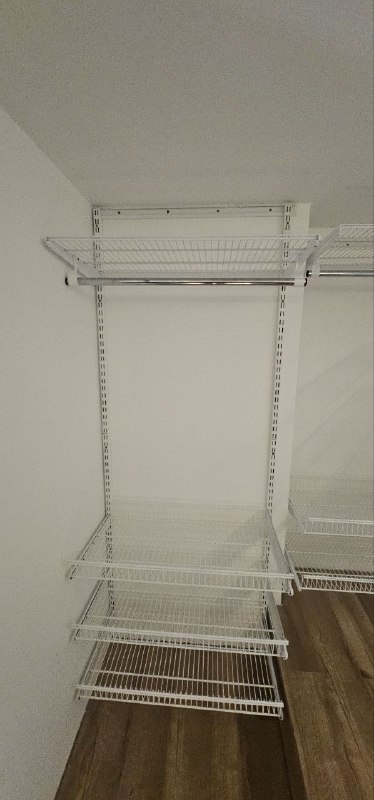Белая угловая гардеробная с выдвижными корзинами, ~1,4×1,5 м, фото 2