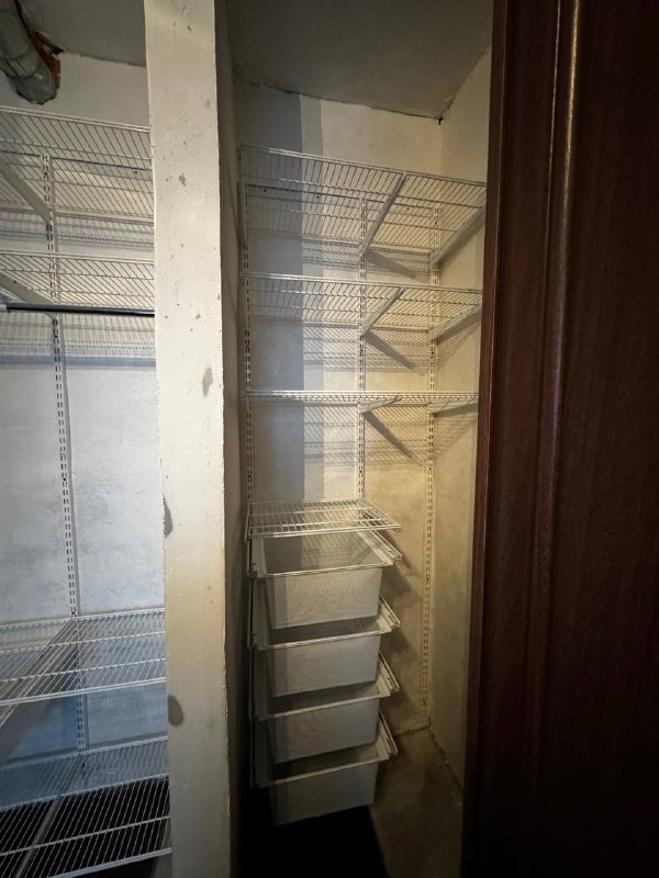 Белая угловая гардеробная с выдвижными корзинами, ~1,2×1,8 м, фото 1