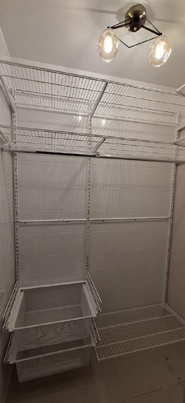 Белая угловая гардеробная с выдвижными корзинами, ~1,3×1,6 м, фото 1