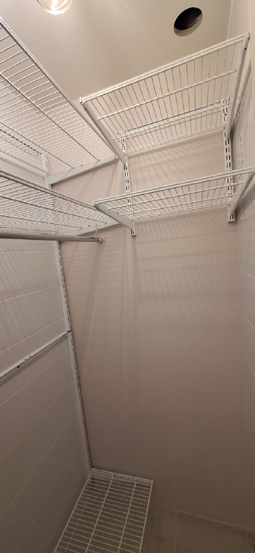 Белая угловая гардеробная с выдвижными корзинами, ~1,3×1,6 м, фото 2