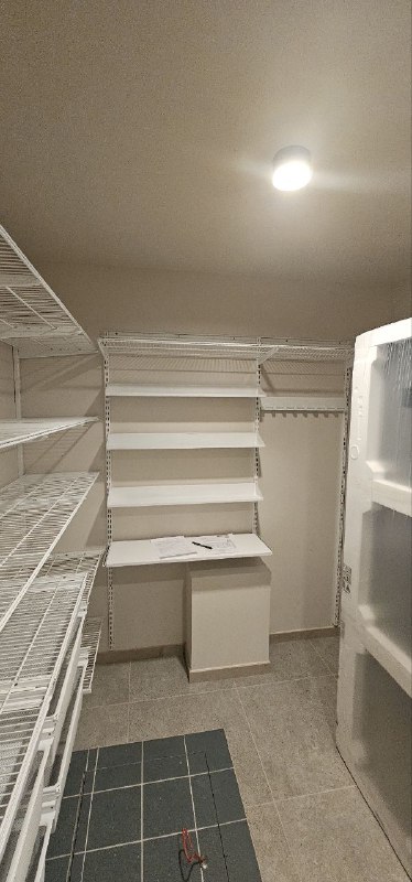 Белая угловая гардеробная с выдвижными корзинами, ~1,9×3 м, фото 1