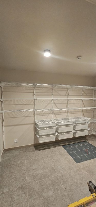 Белая угловая гардеробная с выдвижными корзинами, ~1,9×3 м, фото 2