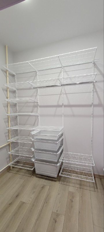 Белая угловая гардеробная с выдвижными корзинами, ~1,8×2,1 м, фото 1