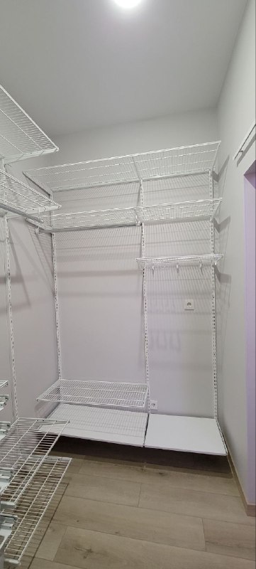 Белая угловая гардеробная с выдвижными корзинами, ~1,8×2,1 м, фото 2