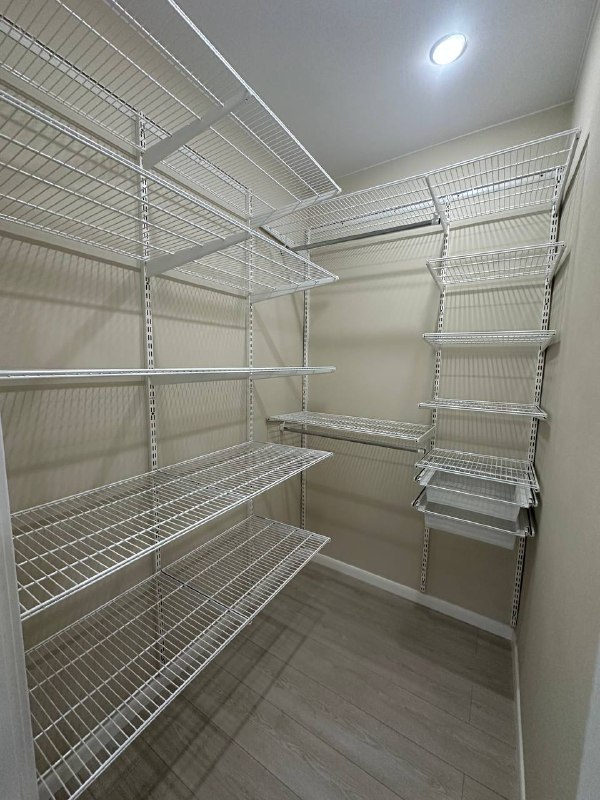 Белая угловая гардеробная с выдвижными корзинами, ~2,4×2 м, фото 1
