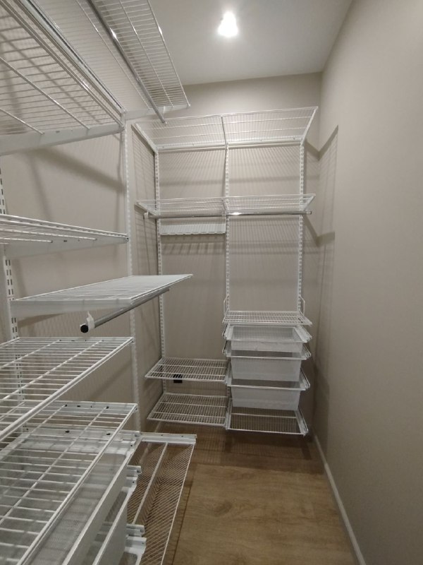 Белая угловая гардеробная с выдвижными корзинами, ~1,8×2,1 м, фото 3