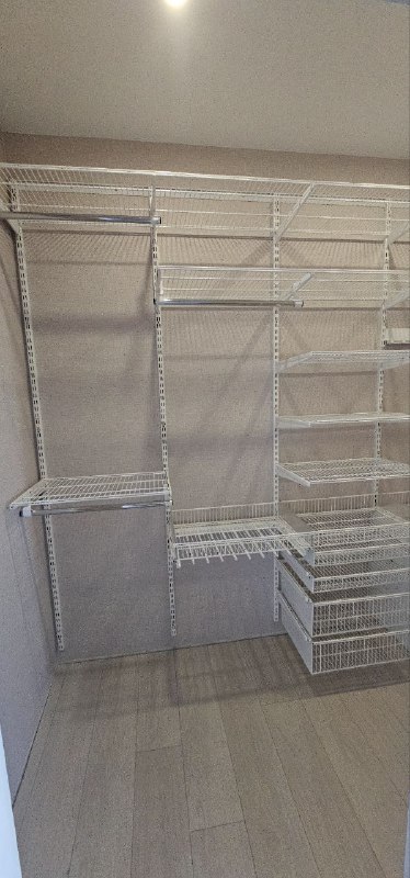 Белая угловая гардеробная с выдвижными корзинами, ~2×2,2 м, фото 1