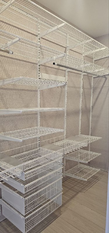 Белая угловая гардеробная с выдвижными корзинами, ~2×2,2 м, фото 2