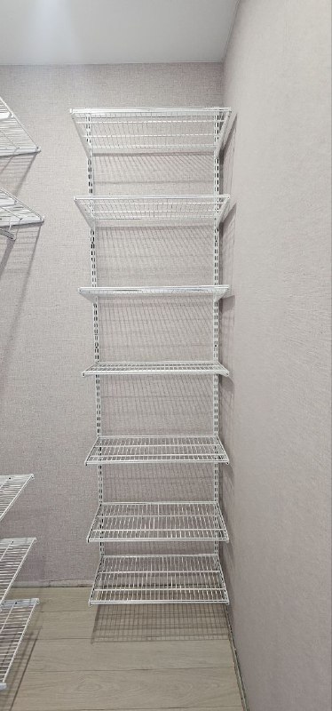 Белая угловая гардеробная с выдвижными корзинами, ~2×2,2 м, фото 3