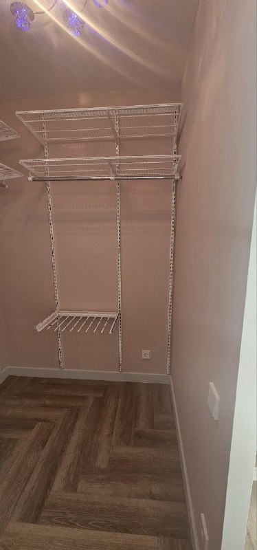 Белая угловая гардеробная с выдвижными корзинами, ~1,3×1,9 м, фото 1