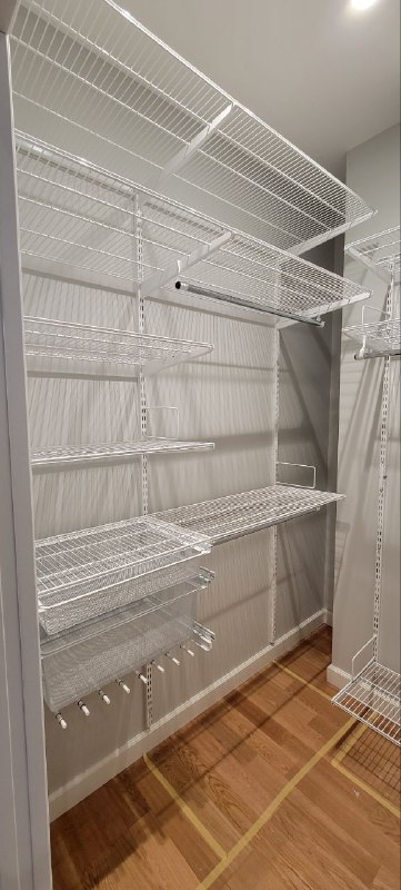 Белая угловая гардеробная с выдвижными корзинами, ~1,2×2 м, фото 1