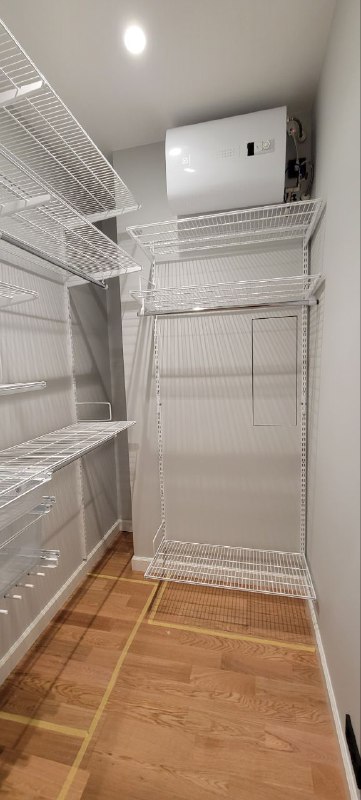 Белая угловая гардеробная с выдвижными корзинами, ~1,2×2 м, фото 2