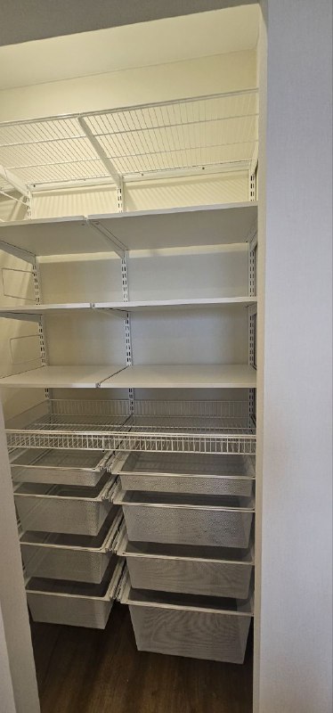 Белая угловая гардеробная с выдвижными корзинами, ~1,2×1,6 м, фото 1
