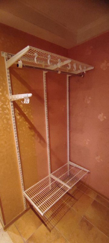 Белая угловая гардеробная с выдвижными корзинами, ~1,2×1,5 м, фото 1