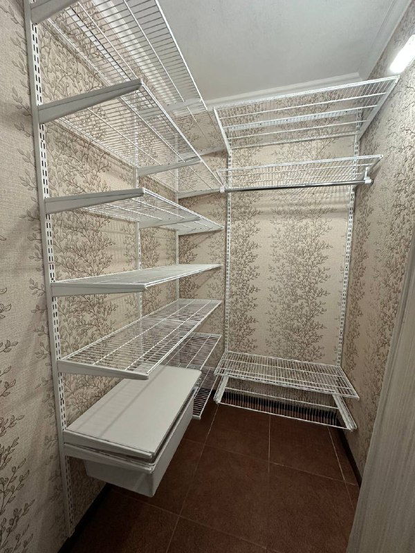 Белая угловая гардеробная с выдвижными корзинами, ~1,3×1,8 м, фото 1