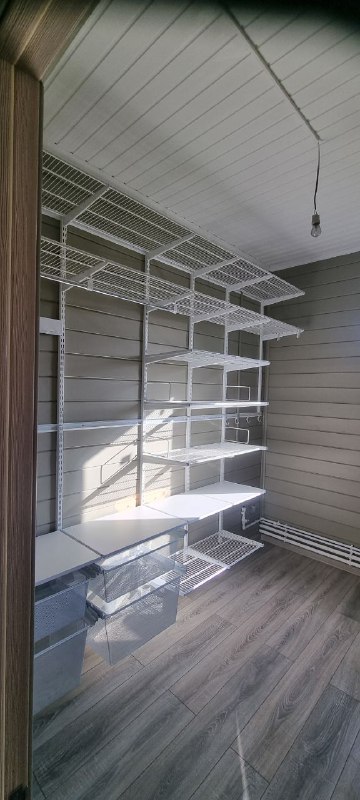 Белая угловая гардеробная с выдвижными корзинами, ~2,3×1,8 м, фото 1