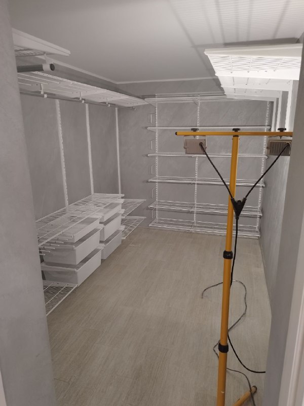 Белая угловая гардеробная с выдвижными корзинами, ~2×3 м, фото 1