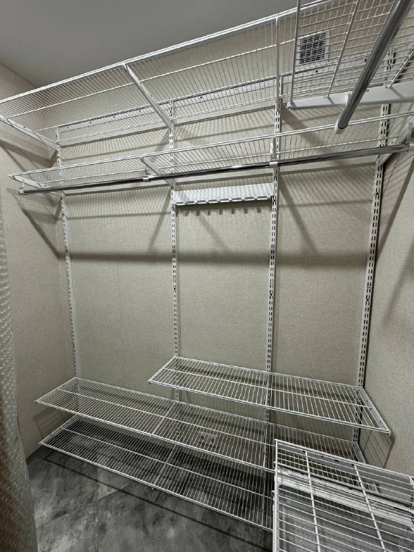 Белая угловая гардеробная с выдвижными корзинами, ~2,1×1,2 м, фото 2