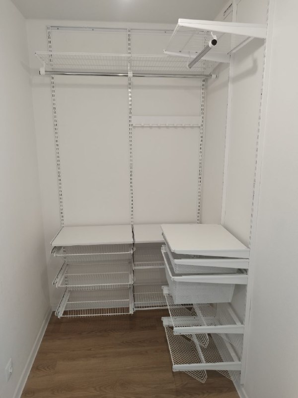 Белая угловая гардеробная с выдвижными корзинами, ~1,5×1,7 м, фото 1