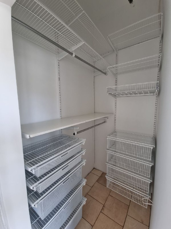 Белая угловая гардеробная с выдвижными корзинами, ~1,2×2 м, фото 1