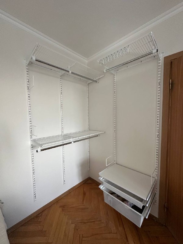 Белая угловая гардеробная с выдвижными корзинами, ~1,8×1,5 м, фото 1